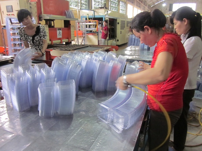 Kiểm tra thành phẩm (Checking finished products) - Công Ty TNHH Plastic An Việt